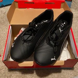 Black and white puma women’s sneakers